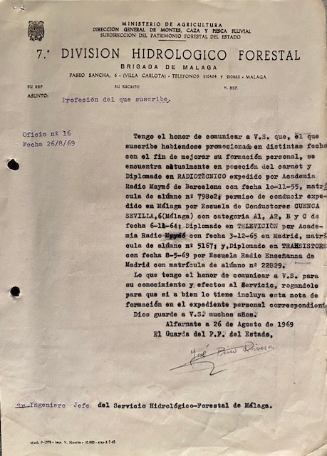 Oficio nº 16, de 26/08/1969, solicitando que se incluyan en su expediente personal diplomas y carnets.
