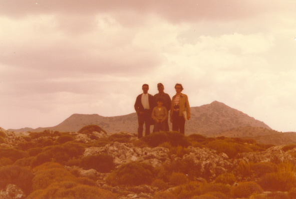 Visita del Dr. Minoux al pinsapar de Yunquera. Fotografía del 09/09/1975 en la peña de los Enamorados.