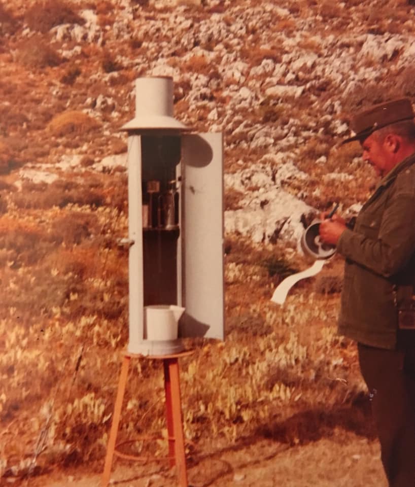 José Pino Rivera en el pluviógrafo del llano de la Casa. Fotografía de José Pino Díaz (1981).