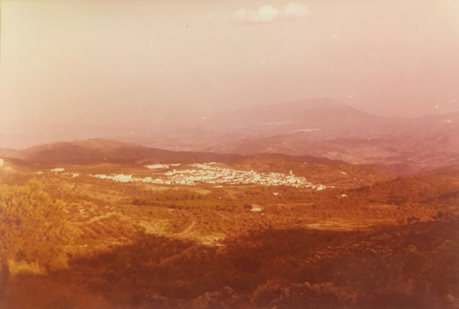 Vista de Yunquera (Málaga) desde el puerto de los Porqueros, fotografía del Dr. Minoux, 09/09/1975.
