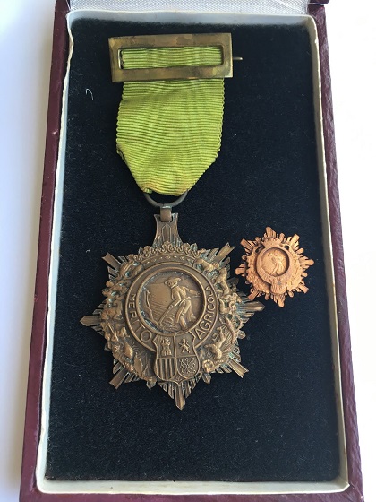 Medalla y pin de la Orden Civil al Mérito Agrícola entregados en el Centenario de la Guardería Forestal del Estado (1977).