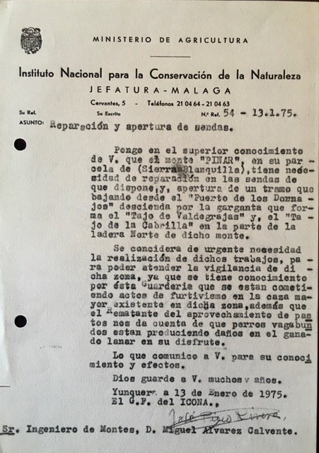 Oficio nº 54, de 13/01/1975, informando de la necesidad de sendas en el monte en sierra Blanquilla.