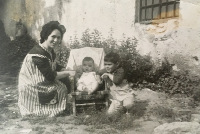 Fotografía familiar en la casa forestal de Las Contadoras (verano de 1963).