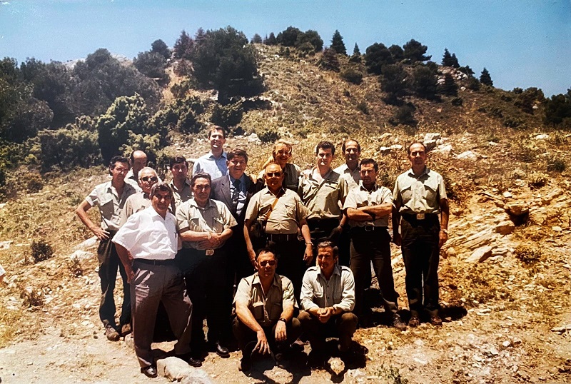 Fotografía de un grupo de Agentes de Medio Ambiente tomada en el mirador del Caucón en el monte Pinar de Yunquera.