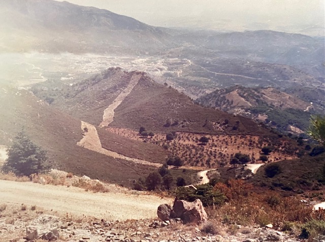 Zona del llano de los Jaguarzos y cerro del Moro. Fotografía de José Pino Díaz (1988).