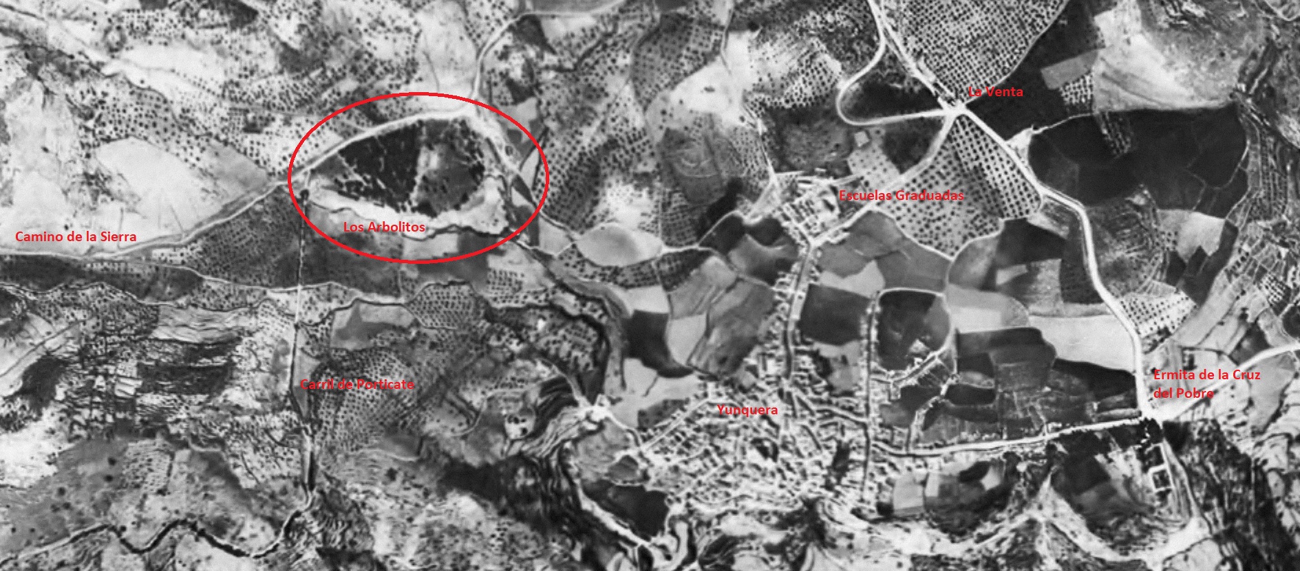 Imagen aérea de 1954 del pueblo de  Yunquera (Málaga) y de sus alrededores.