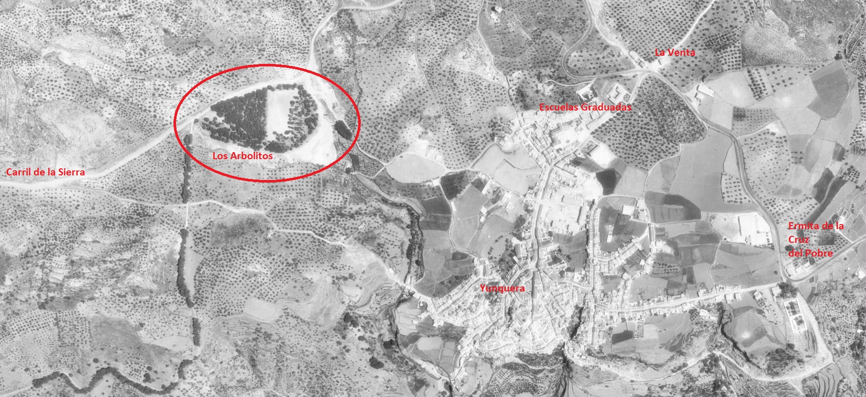 Imagen aérea de 1977 del pueblo de  Yunquera (Málaga) y de sus alrededores.
