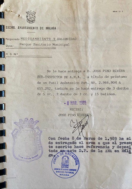 Recibo, de 08/03/1989, de préstamo de un fusil anestésico y dardos propiedad del Ayuntamiento de Málaga.